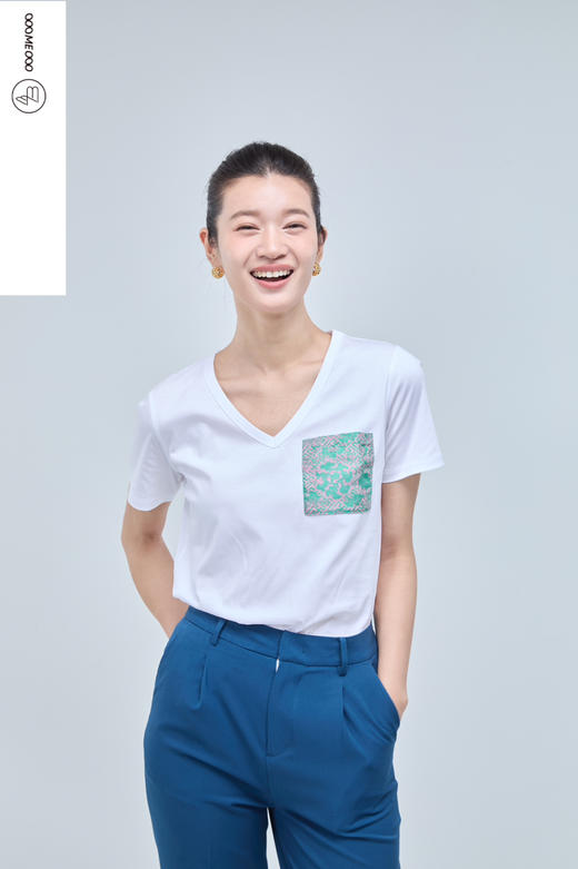 【必入单品】噢蜜ooomeooo新中式V领口袋T“好好穿一件白T” 商品图0