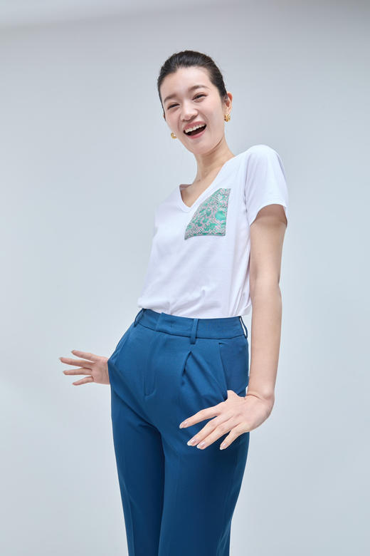 【必入单品】噢蜜ooomeooo新中式V领口袋T“好好穿一件白T” 商品图10