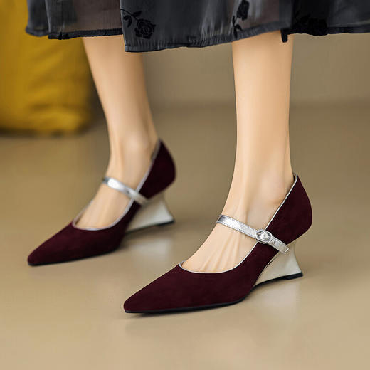 【预售5天】春季新款，坡跟高跟鞋一字式扣带单鞋尖头女士皮鞋QJR&G207-1 商品图1