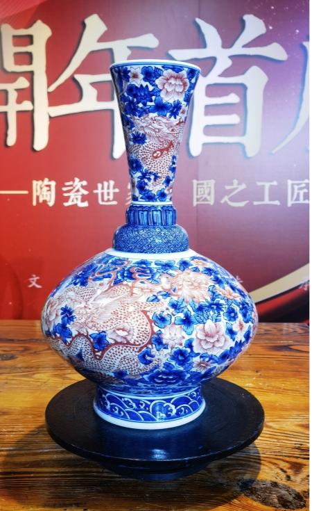 青花釉里红＜万花五龙＞朝天瓶 商品图0