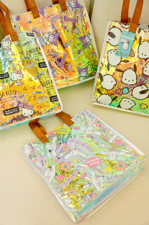 【 理想生活10000】三丽鸥正版授权❗上海久光、雅品嘉等各大高端商场在售！【遊器物炫彩镭射单肩包】梦幻炫彩单肩包，果冻感十足，夏天一下就近了，一眼心动，还有精美包装 商品图6