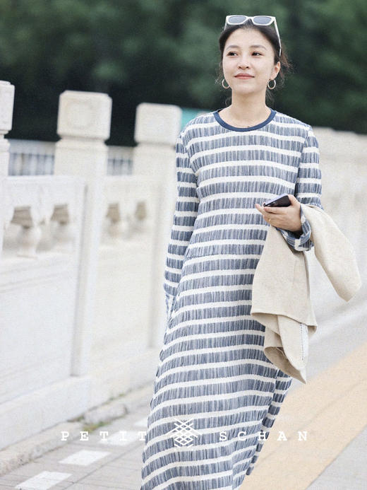 PETIT SCHAN小闪 CLO#341 gently stroke 摩挲 棉麻混纺旧牛仔蓝条纹褶皱感鱼尾A摆长款连衣裙 商品图0