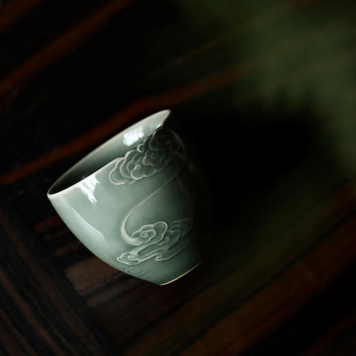 禺沐青云 严少英 云卷云舒杯 龙泉青瓷薄胎厚釉梅子青茶杯青瓷品茗杯名师手作主人杯个人杯 商品图3