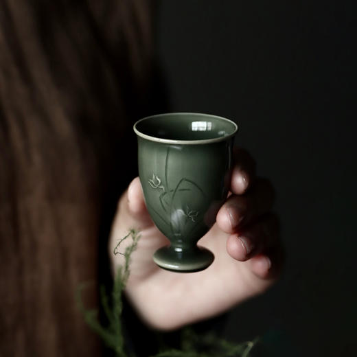 禺沐青云 严少英 兰花高足杯 龙泉青瓷薄胎厚釉梅子青茶杯青瓷品茗杯名师手作主人杯个人杯 商品图0