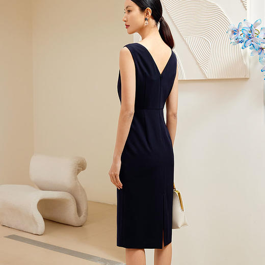 玳莎收腰式V领背心裙2024年春季新款简约设计感修身中长款连衣裙  EA35001 商品图3