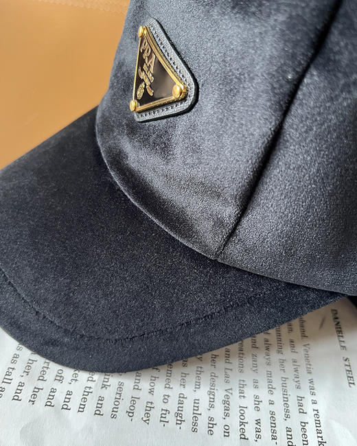 THS 3.2-无 P家 情侣款 氛围感鸭舌帽 情侣款丝绒棒球帽  CN165 商品图3