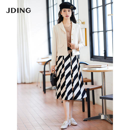 【商场同款】CJJJ317 “暖杏色短款翻领外套”  醋酸纤维原材料 自带肌理感 自然环保 色系柔和 彰显女性素净而温婉气质 商品图7