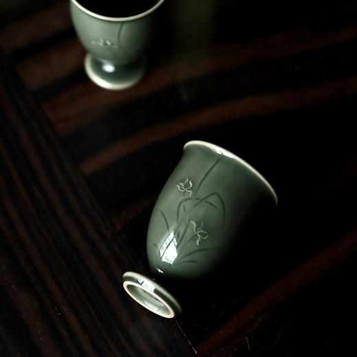 禺沐青云 严少英 兰花高足杯 龙泉青瓷薄胎厚釉梅子青茶杯青瓷品茗杯名师手作主人杯个人杯 商品图3