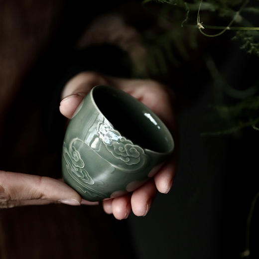 禺沐青云 严少英 云卷云舒杯 龙泉青瓷薄胎厚釉梅子青茶杯青瓷品茗杯名师手作主人杯个人杯 商品图1