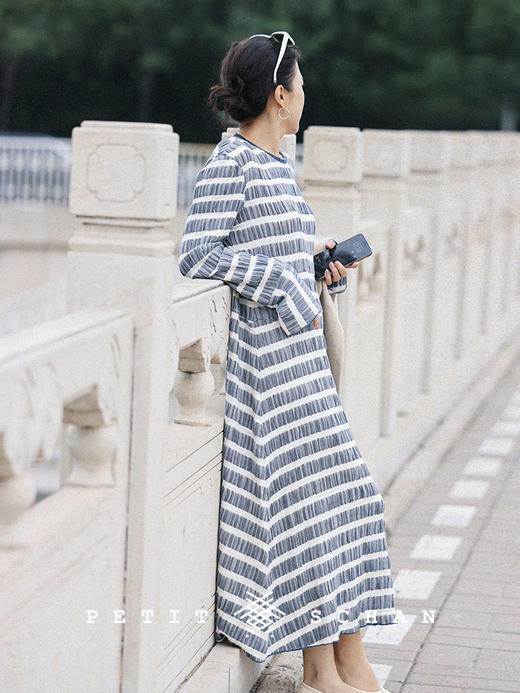 PETIT SCHAN小闪 CLO#341 gently stroke 摩挲 棉麻混纺旧牛仔蓝条纹褶皱感鱼尾A摆长款连衣裙 商品图1