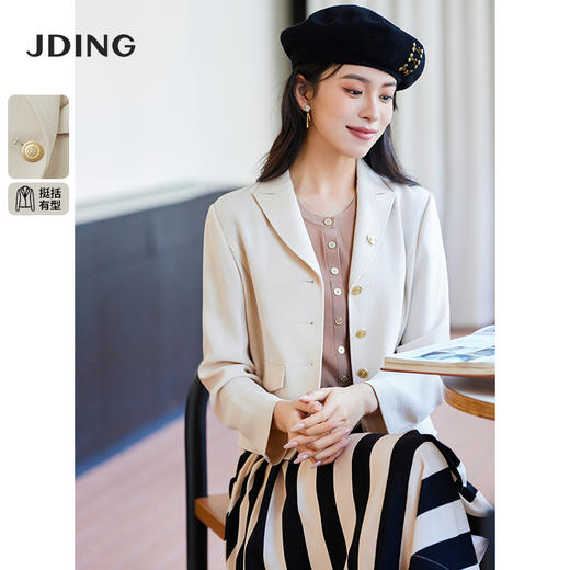 【商场同款】CJJJ317 “暖杏色短款翻领外套”  醋酸纤维原材料 自带肌理感 自然环保 色系柔和 彰显女性素净而温婉气质 商品图0
