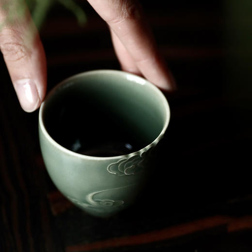 禺沐青云 严少英 云卷云舒杯 龙泉青瓷薄胎厚釉梅子青茶杯青瓷品茗杯名师手作主人杯个人杯 商品图2