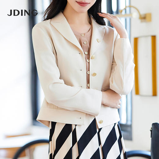 【商场同款】CJJJ317 “暖杏色短款翻领外套”  醋酸纤维原材料 自带肌理感 自然环保 色系柔和 彰显女性素净而温婉气质 商品图1