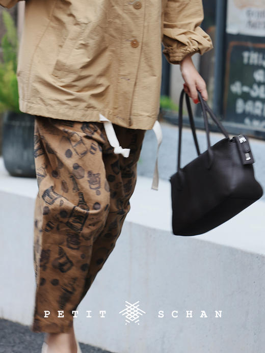 PETIT SCHAN小闪 CLO#349 take a sip 花间一壶酒 原创酒瓶手绘印花汉麻棉经典镰刀裤 商品图4