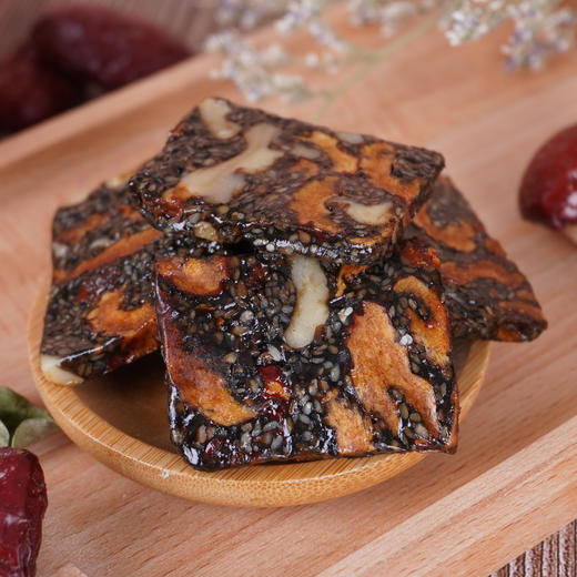 专属【来自“中国梅花鹿之乡”】鹿骄子 鹿胶糕 来自北纬45°东北生态鹿场 12公斤鹿皮产出1公斤胶 添加黑芝麻 核桃仁 红枣 胶质丰富 好吃不腻 比阿胶更有营养  独立包装  80g/袋 商品图1