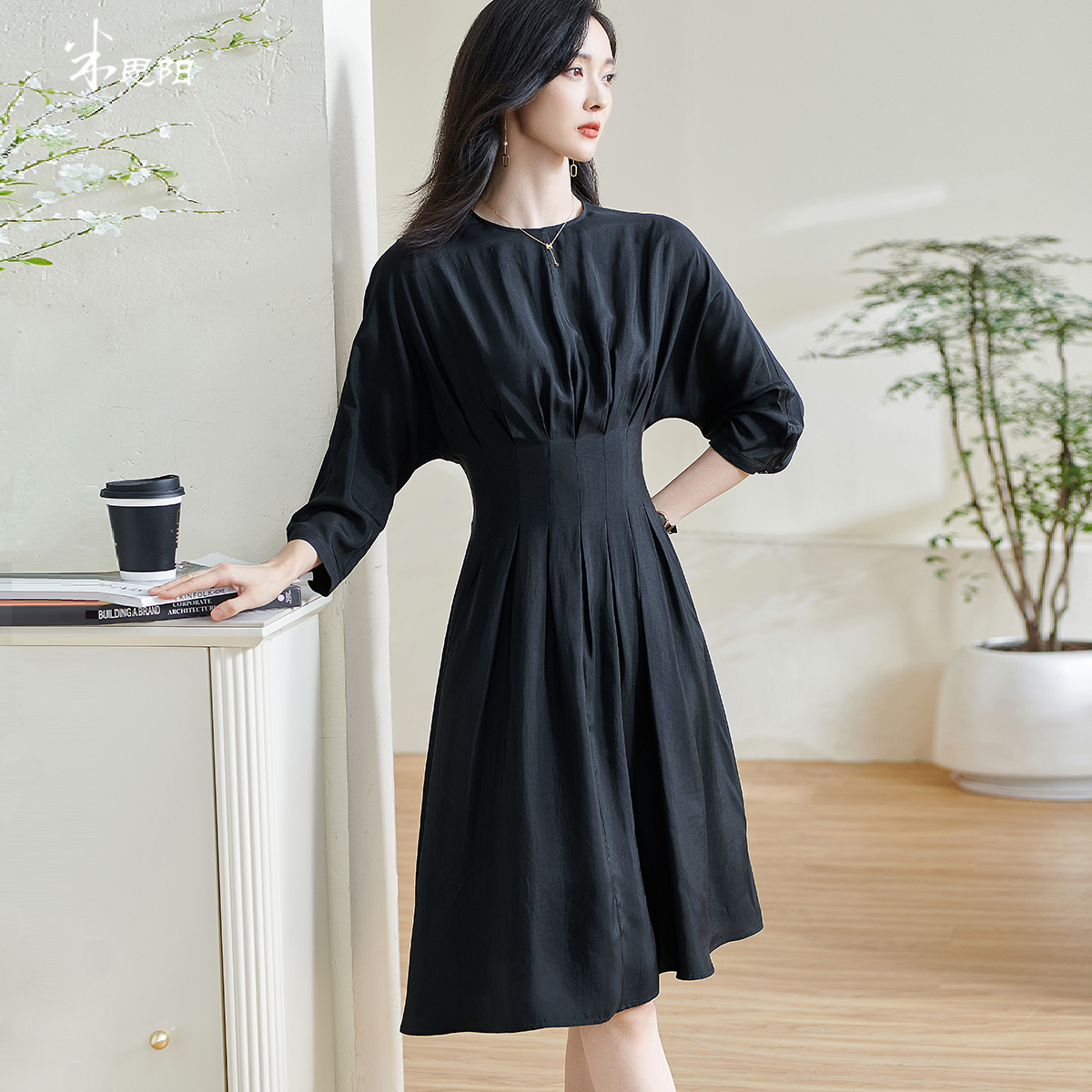 米思阳2026春季新款赫本风气质褶皱小黑裙收腰醋酸透气连衣裙0464