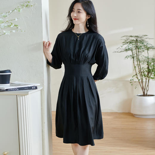 米思阳2026春季新款赫本风气质褶皱小黑裙收腰醋酸透气连衣裙0464 商品图1