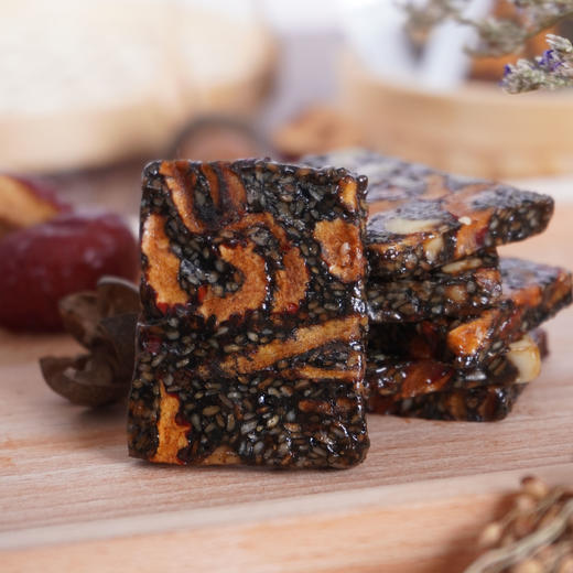 专属【来自“中国梅花鹿之乡”】鹿骄子 鹿胶糕 来自北纬45°东北生态鹿场 12公斤鹿皮产出1公斤胶 添加黑芝麻 核桃仁 红枣 胶质丰富 好吃不腻 比阿胶更有营养  独立包装  80g/袋 商品图4