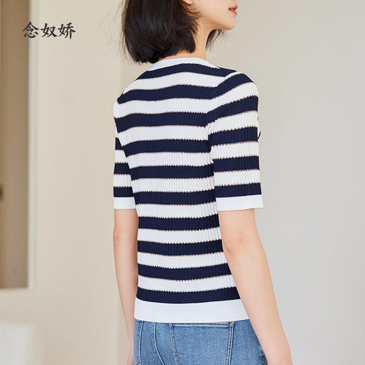 【商场同款】CNK4381   宽条纹黏胶锦纶 藏蓝色条纹 V领针织衫 商品图13