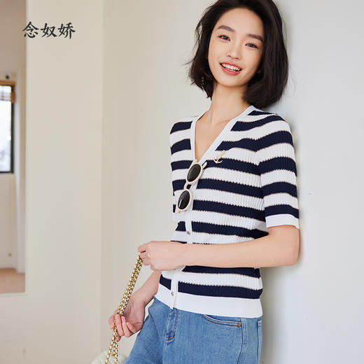 【商场同款】CNK4381   宽条纹黏胶锦纶 藏蓝色条纹 V领针织衫 商品图14