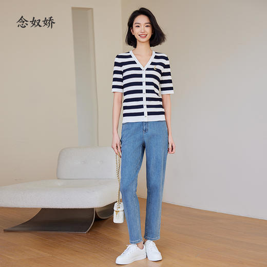 【商场同款】CNK4381   宽条纹黏胶锦纶 藏蓝色条纹 V领针织衫 商品图1