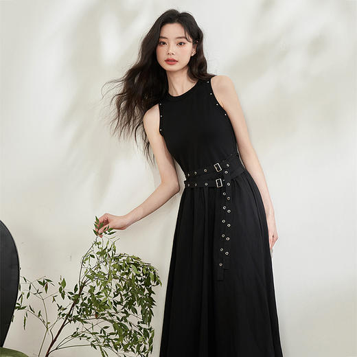 西遇黑色小众设计酷飒风连衣裙女新款铆钉收腰显瘦裙子V0050543 商品图3
