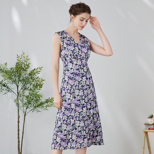 EITIE爱特爱时尚法式紫色印花收腰a字V领无袖连衣裙春季新款A2407315 商品图3