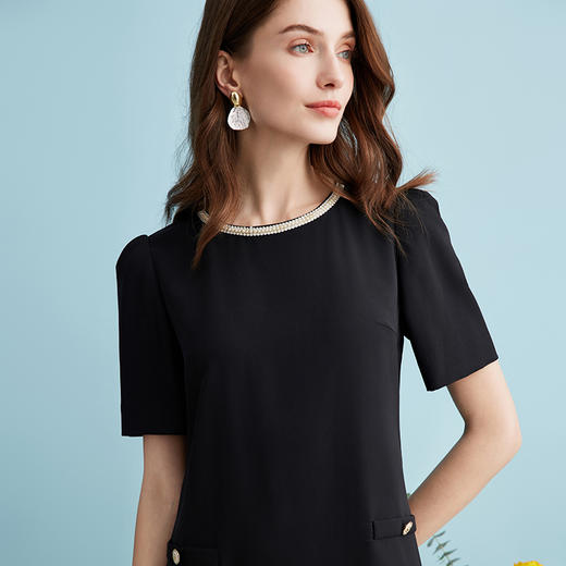 EITIE爱特爱气质千金小香风珍珠圆领直筒显瘦连衣裙夏季新款B2407348 商品图3