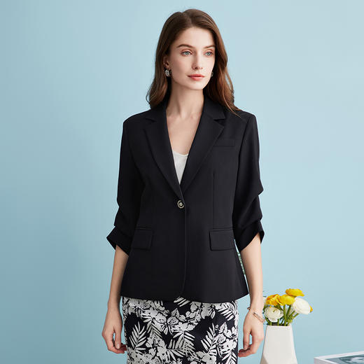 EITIE爱特爱气质干练通勤抽褶七分袖黑色修身西装外套夏新款B2403302 商品图3