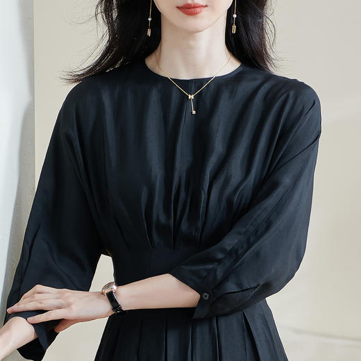 米思阳2026春季新款赫本风气质褶皱小黑裙收腰醋酸透气连衣裙0464 商品图4