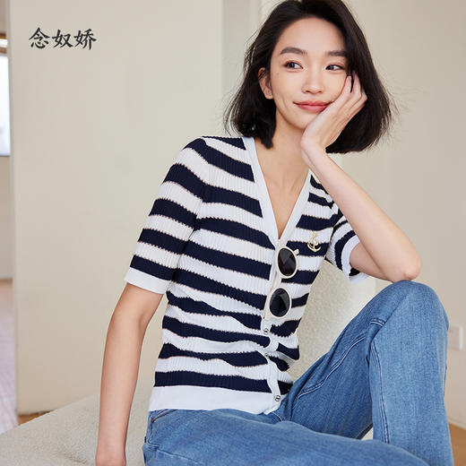 【商场同款】CNK4381   宽条纹黏胶锦纶 藏蓝色条纹 V领针织衫 商品图0