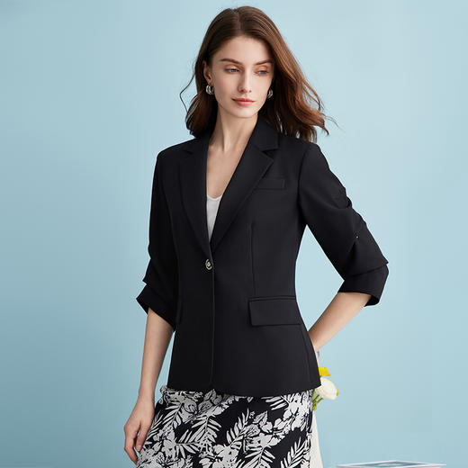 EITIE爱特爱气质干练通勤抽褶七分袖黑色修身西装外套夏新款B2403302 商品图2
