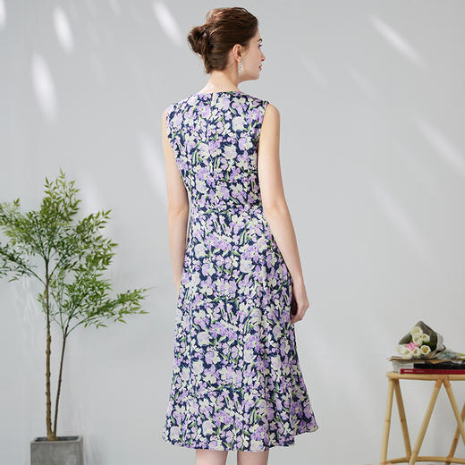 EITIE爱特爱时尚法式紫色印花收腰a字V领无袖连衣裙春季新款A2407315 商品图4