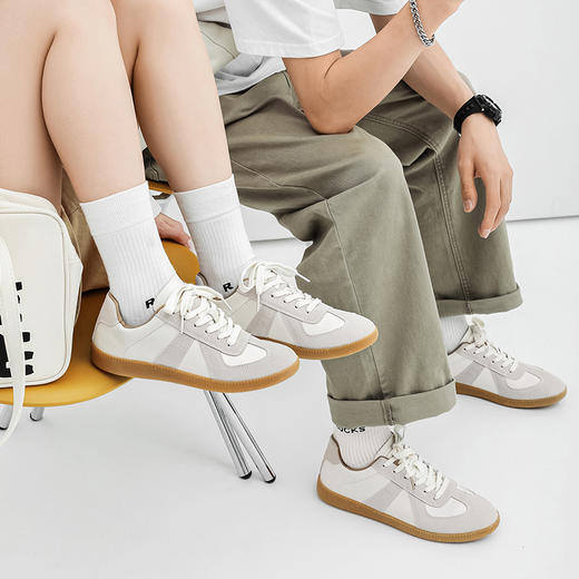QIUBAN情侣款德训小白鞋 | 一双软到可以180°折叠的写，时尚百搭，舒适面料、透气内里 商品图0