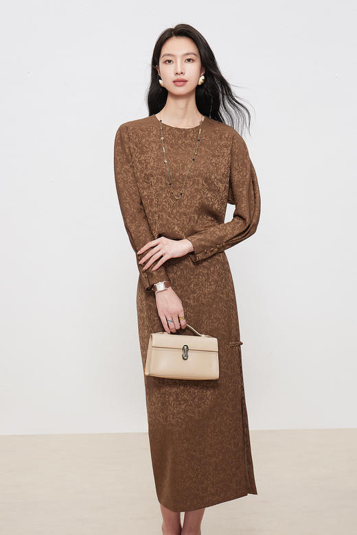 HJ1T13_栗壳色 / 漆黑色_ T 恤_四季_气质优雅暗纹提花圆领蝙蝠袖长袖垂感显瘦百搭上衣_高级女装_BERNIEELEN 伯妮斯茵 商品图7