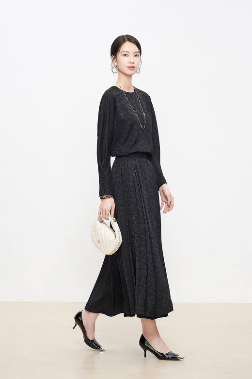 HJ1T13_栗壳色 / 漆黑色_ T 恤_四季_气质优雅暗纹提花圆领蝙蝠袖长袖垂感显瘦百搭上衣_高级女装_BERNIEELEN 伯妮斯茵 商品图6