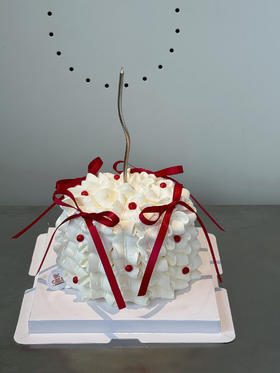 红色蝴蝶结裱花蛋糕（图片蜡烛需要自行选择）