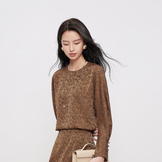 HJ1T13_栗壳色 / 漆黑色_ T 恤_四季_气质优雅暗纹提花圆领蝙蝠袖长袖垂感显瘦百搭上衣_高级女装_BERNIEELEN 伯妮斯茵 商品图4