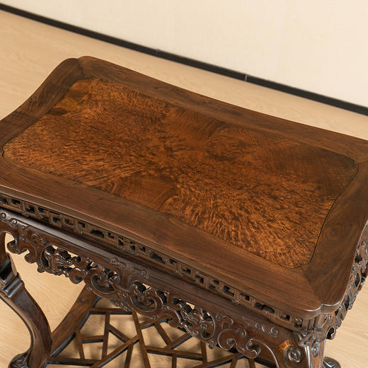 清 红木镶瘿木透雕螭龙纹三弯腿带托泥香几 商品图3