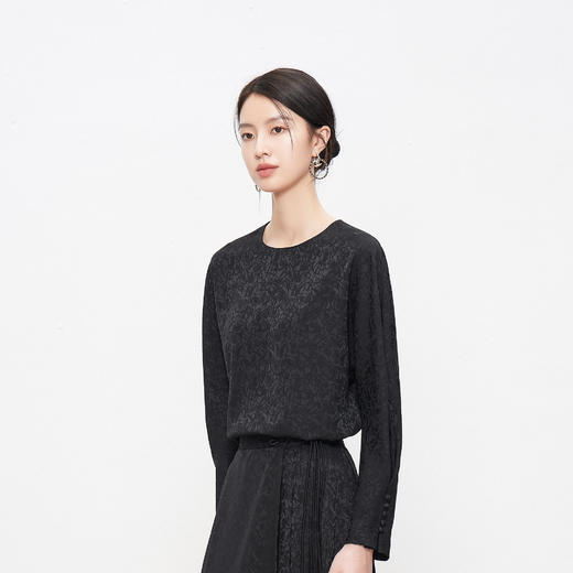 HJ1T13_栗壳色 / 漆黑色_ T 恤_四季_气质优雅暗纹提花圆领蝙蝠袖长袖垂感显瘦百搭上衣_高级女装_BERNIEELEN 伯妮斯茵 商品图5