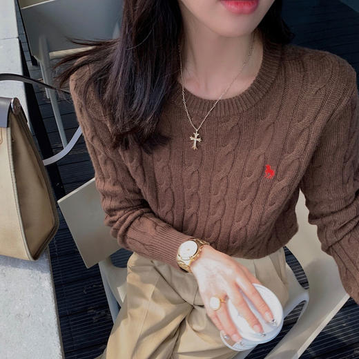 【2025秋冬新品】Mylyis高品质刺绣重工绞花羊毛针织衫 圆领长袖1065#  开衫1066#  亲肤软糯，舒适圆领，上身有型；做工精致，耐穿百搭 商品图8