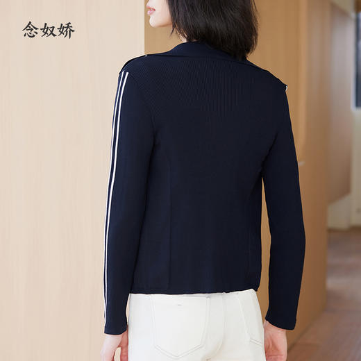 【商场同款】CNR4361 “藏蓝双开拉链直身毛衫”  减龄富有动感的条纹装饰 整体好穿好搭配 休闲摩登时髦单品 细密坑条针织外套 商品图4