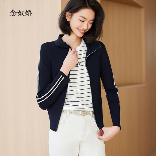 【商场同款】CNR4361 “藏蓝双开拉链直身毛衫”  减龄富有动感的条纹装饰 整体好穿好搭配 休闲摩登时髦单品 细密坑条针织外套 商品图12