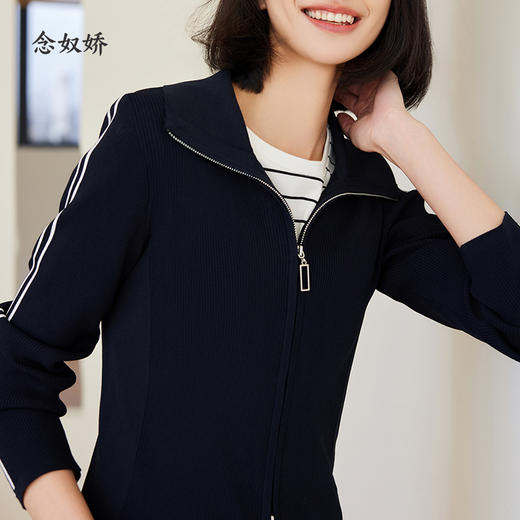 【商场同款】CNR4361 “藏蓝双开拉链直身毛衫”  减龄富有动感的条纹装饰 整体好穿好搭配 休闲摩登时髦单品 细密坑条针织外套 商品图9