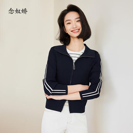 【商场同款】CNR4361 “藏蓝双开拉链直身毛衫”  减龄富有动感的条纹装饰 整体好穿好搭配 休闲摩登时髦单品 细密坑条针织外套 商品图2