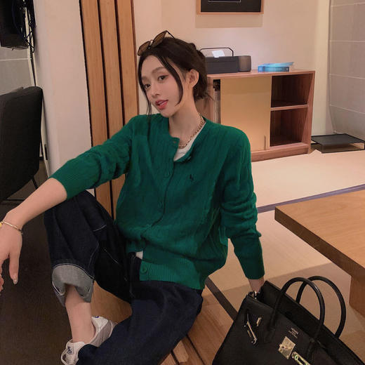 【2025秋冬新品】Mylyis高品质刺绣重工绞花羊毛针织衫 圆领长袖1065#  开衫1066#  亲肤软糯，舒适圆领，上身有型；做工精致，耐穿百搭 商品图1