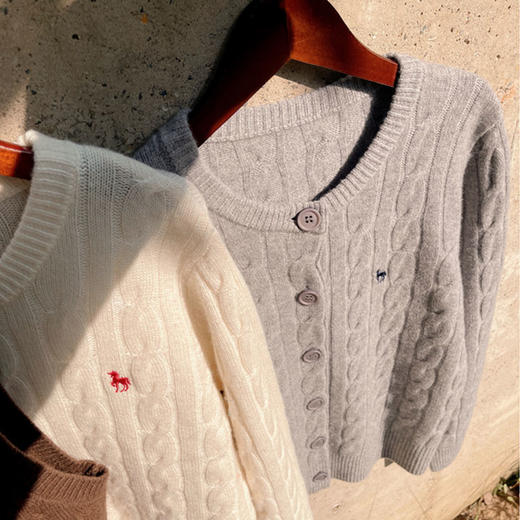 【2025秋冬新品】Mylyis高品质刺绣重工绞花羊毛针织衫 圆领长袖1065#  开衫1066#  亲肤软糯，舒适圆领，上身有型；做工精致，耐穿百搭 商品图7