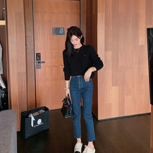 【2025秋冬新品】Mylyis高品质刺绣重工绞花羊毛针织衫 圆领长袖1065#  开衫1066#  亲肤软糯，舒适圆领，上身有型；做工精致，耐穿百搭 商品图6