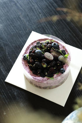 桑葚开心果巴斯克（口感比奶油蛋糕扎实绵密）