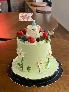 徘徊在花丛中的小熊奶油霜蛋糕